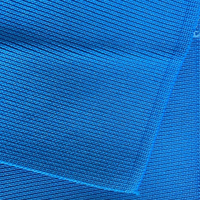 Collier 100 % poly, bonne perméabilité à l'air et à l'humidité.