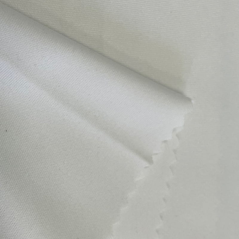 50 % de polyéthylène recyclé, 50 % de tissu poly PK résistant à l'usure