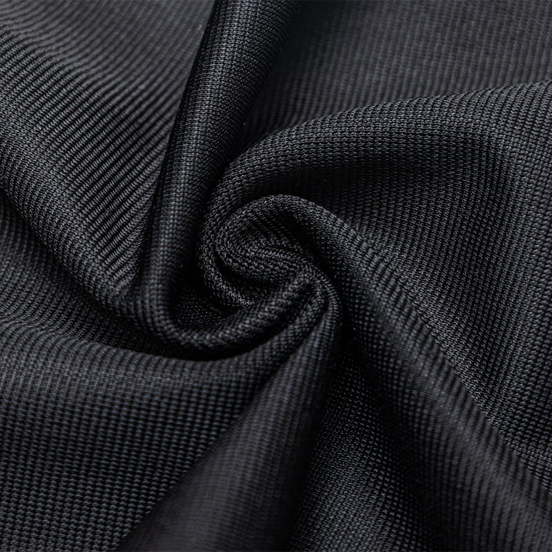 100 % polyester tricoté en chaîne brossé.